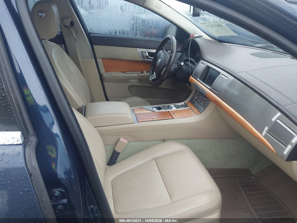 2010 Jaguar XF photo 5