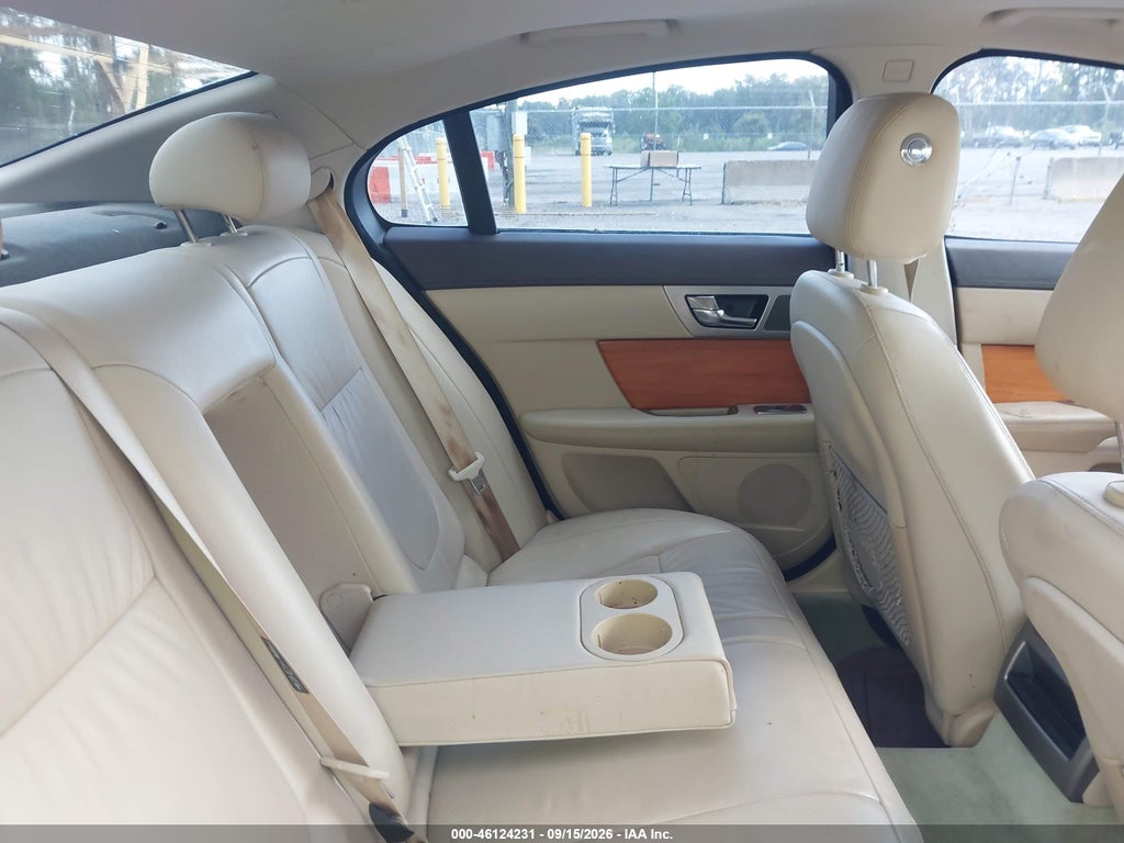 2010 Jaguar XF photo 8