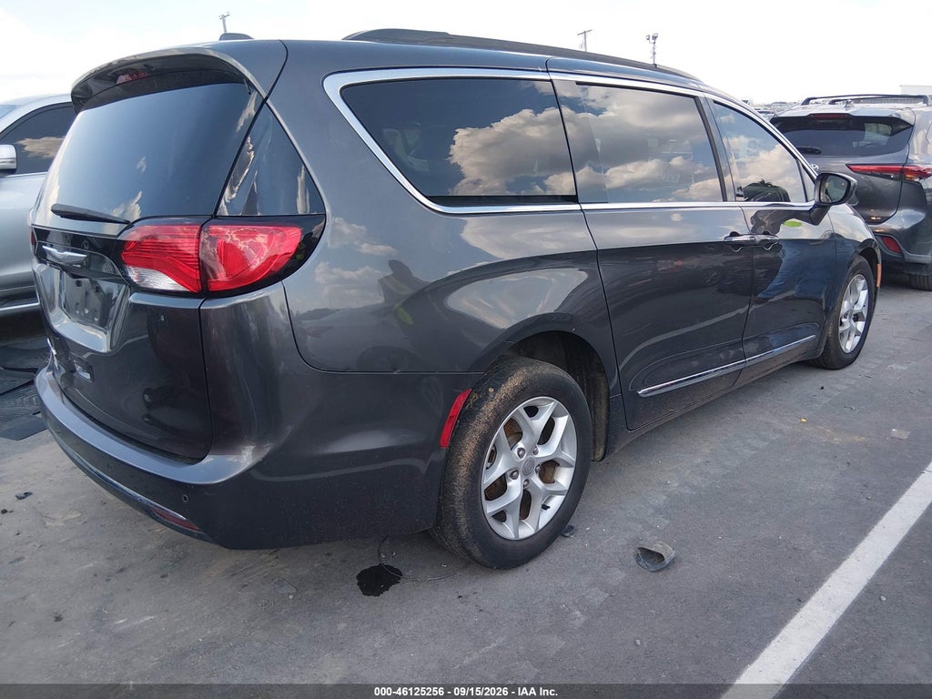 2017 Chrysler Pacifica Touring-L photo 4