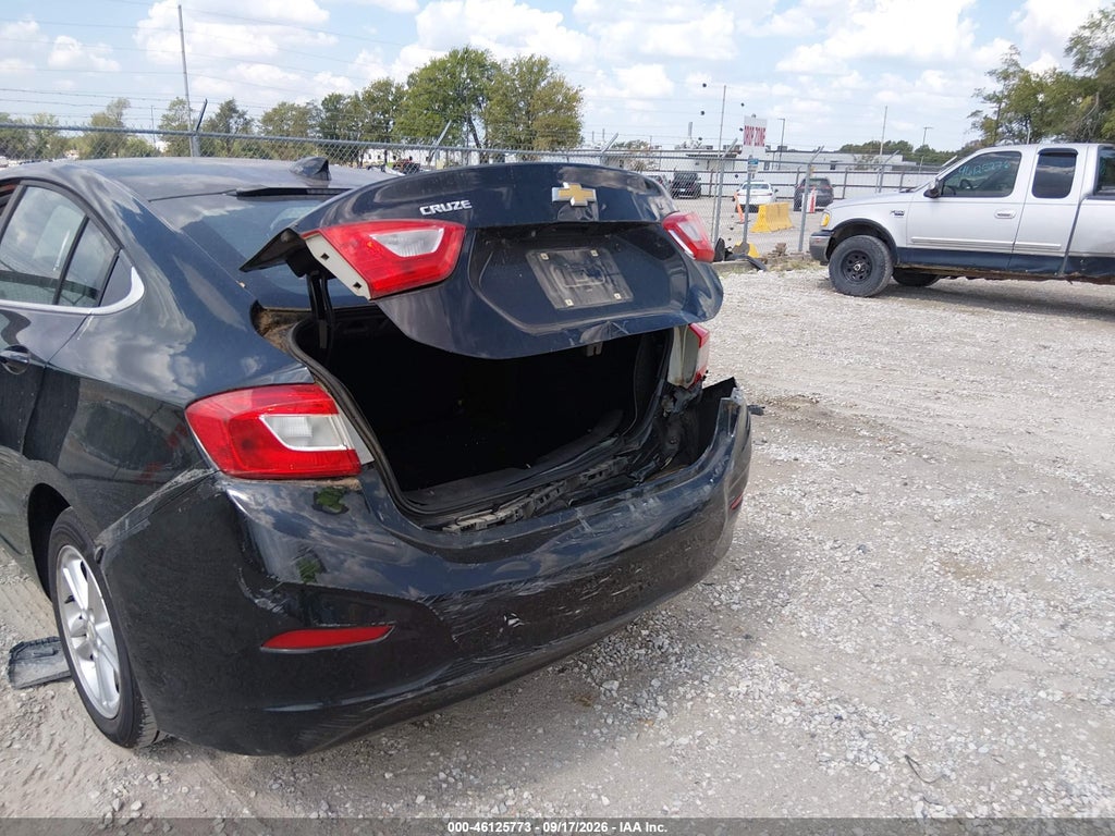 2017 Chevrolet Cruze LT Auto photo 6