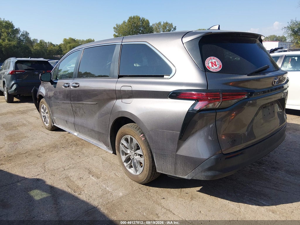 2021 Toyota Sienna XLE photo 3