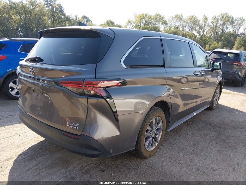 2021 Toyota Sienna XLE photo 4