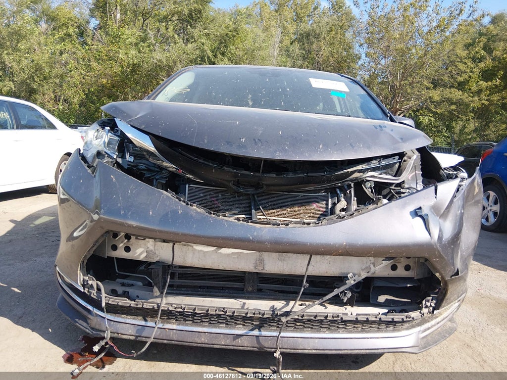 2021 Toyota Sienna XLE photo 6