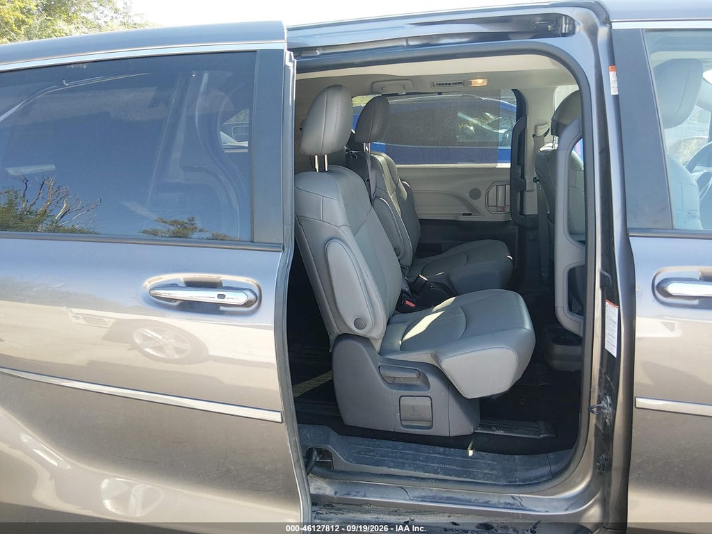 2021 Toyota Sienna XLE photo 8