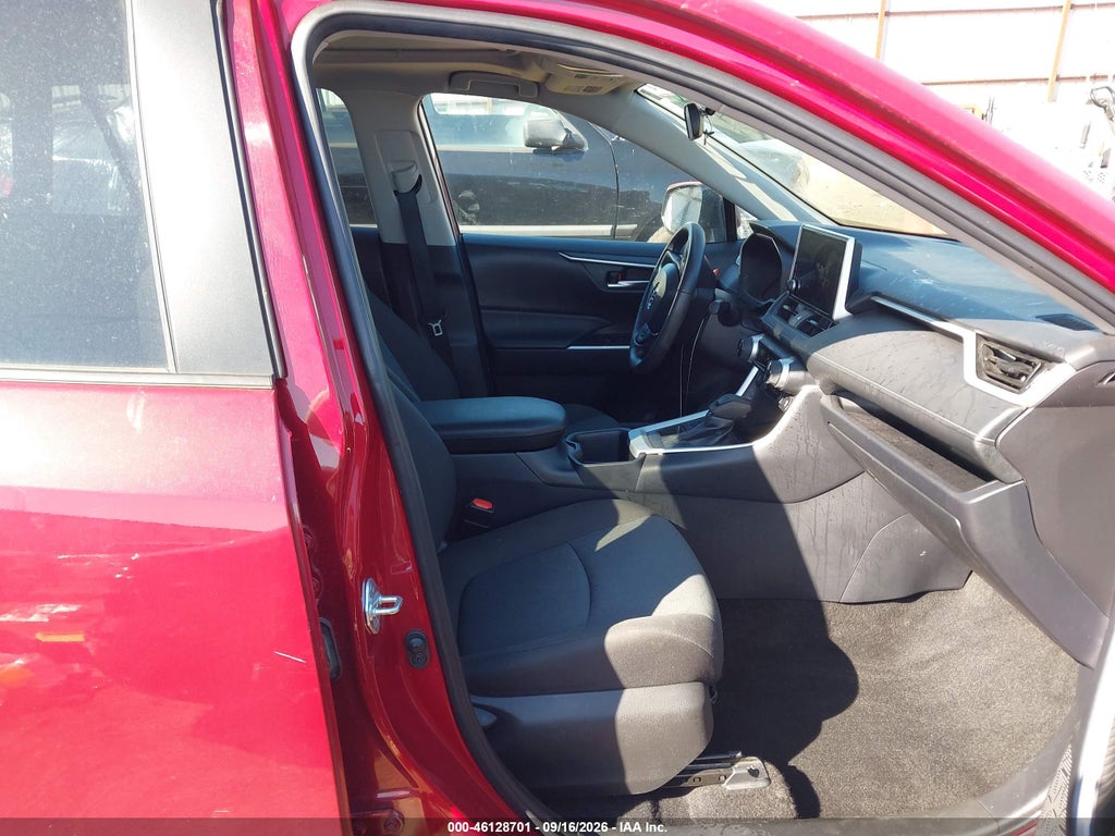 2025 Toyota RAV4 XLE photo 5