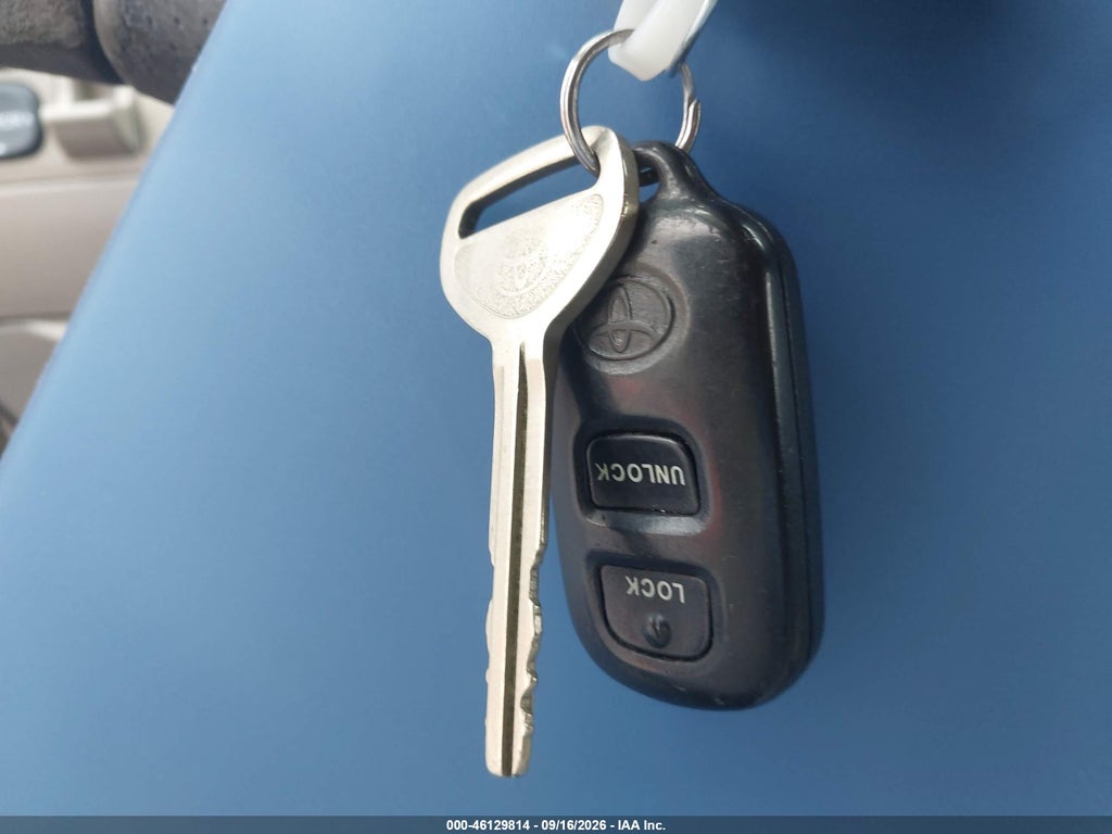 2004 Toyota Corolla LE photo 11