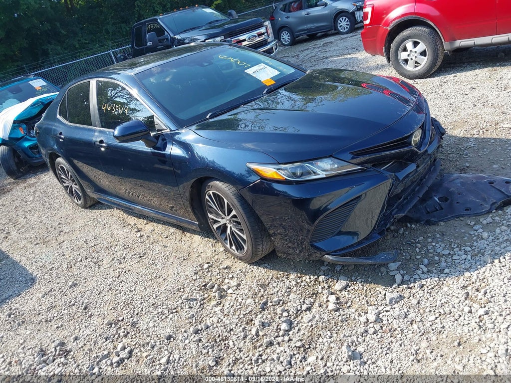 2018 Toyota Camry SE photo 1