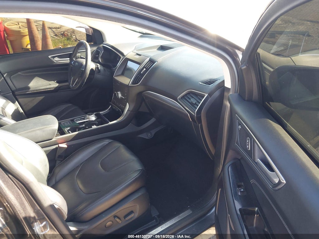 2020 Ford Edge Titanium photo 5