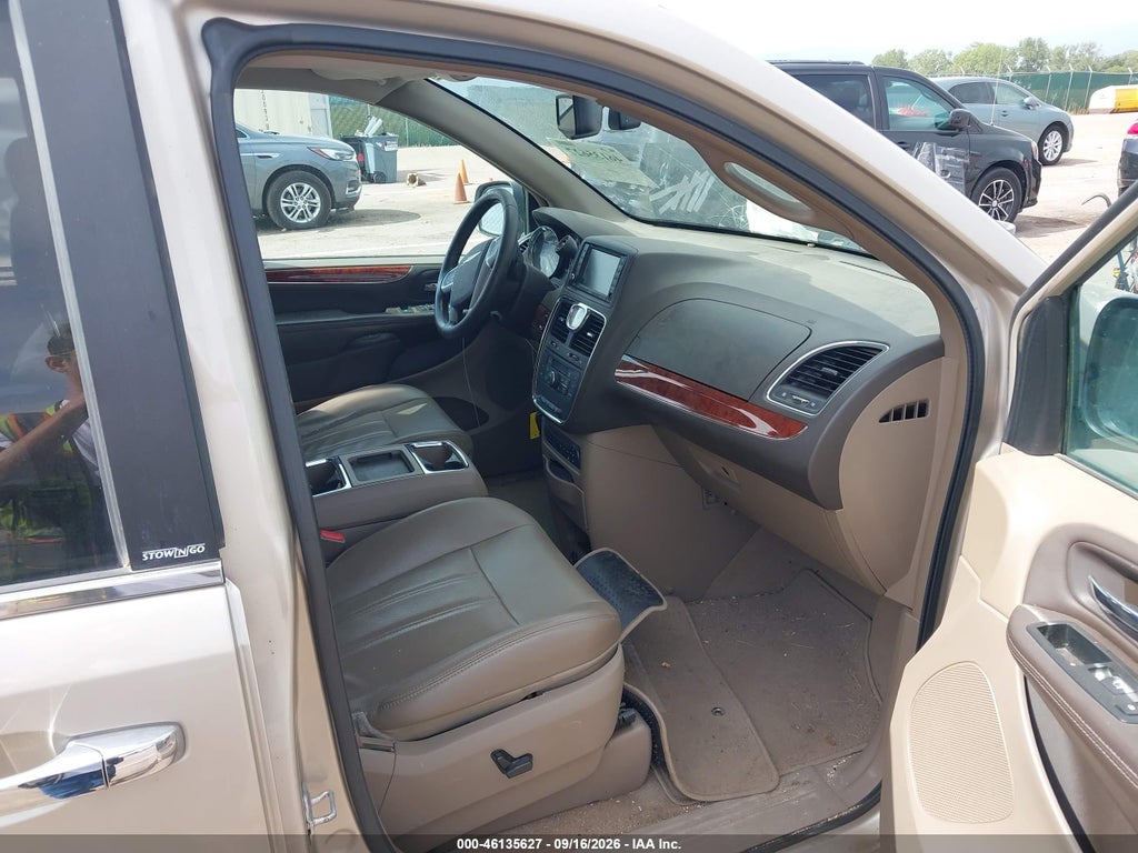 2013 Chrysler Town & Country Touring-L photo 5