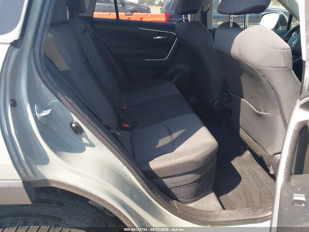 2021 Toyota RAV4 XLE photo 8