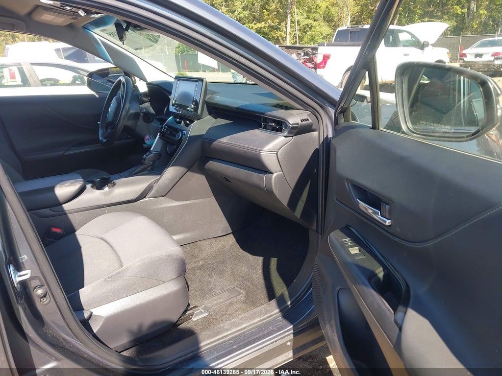 2022 Toyota Venza LE photo 5
