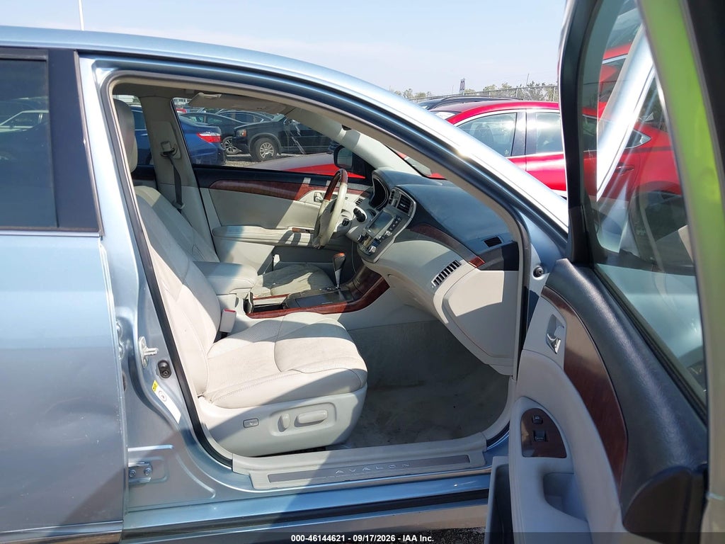 2011 Toyota Avalon Limited photo 5