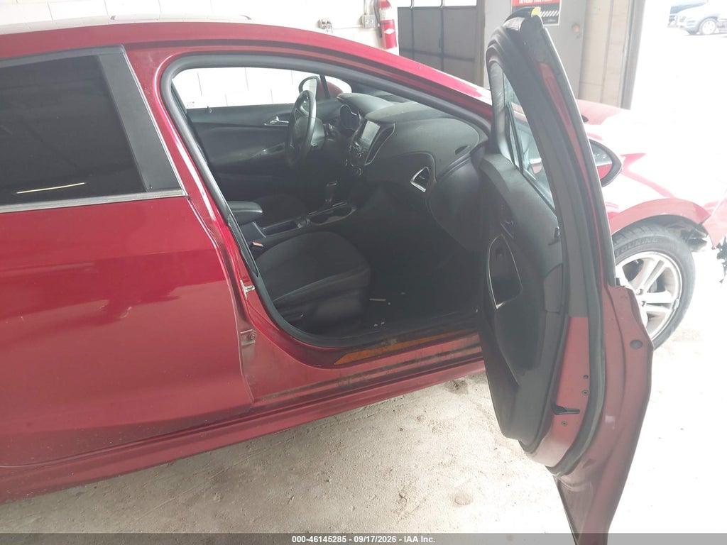 2017 Chevrolet Cruze LT Auto photo 5