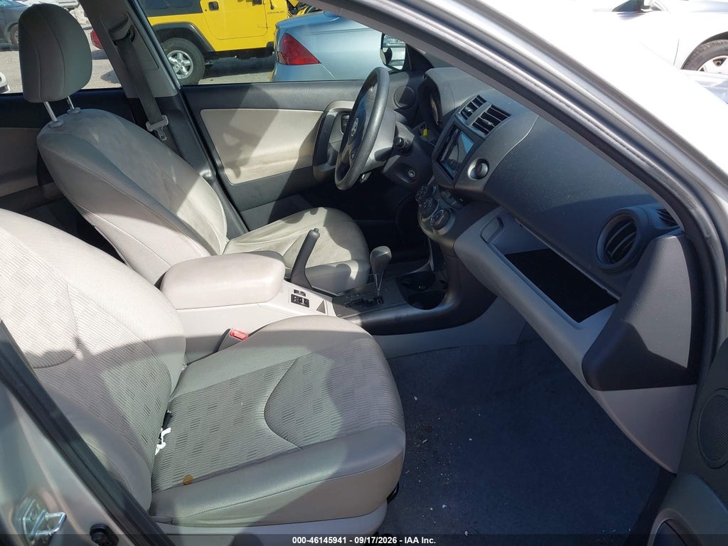 2011 Toyota RAV4 photo 5
