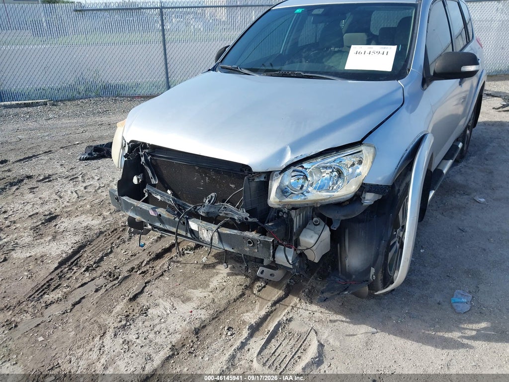 2011 Toyota RAV4 photo 6
