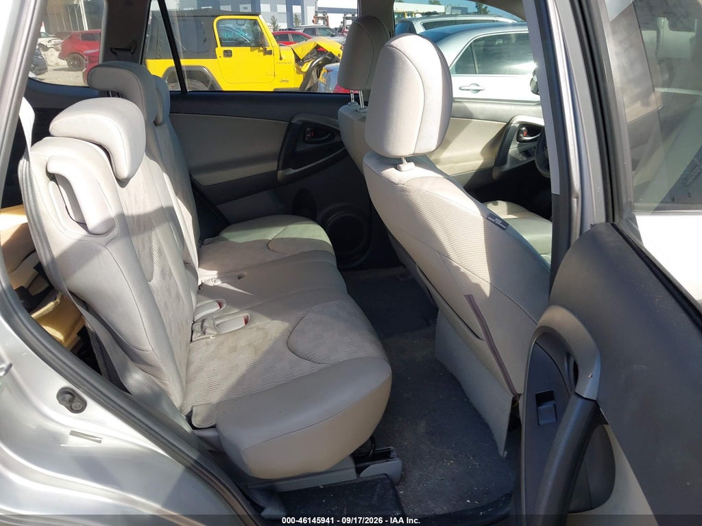 2011 Toyota RAV4 photo 8