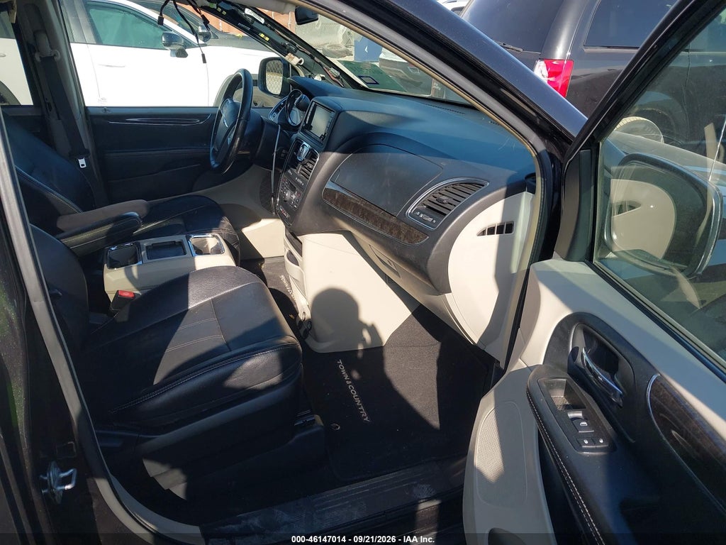 2015 Chrysler Town & Country Touring photo 5