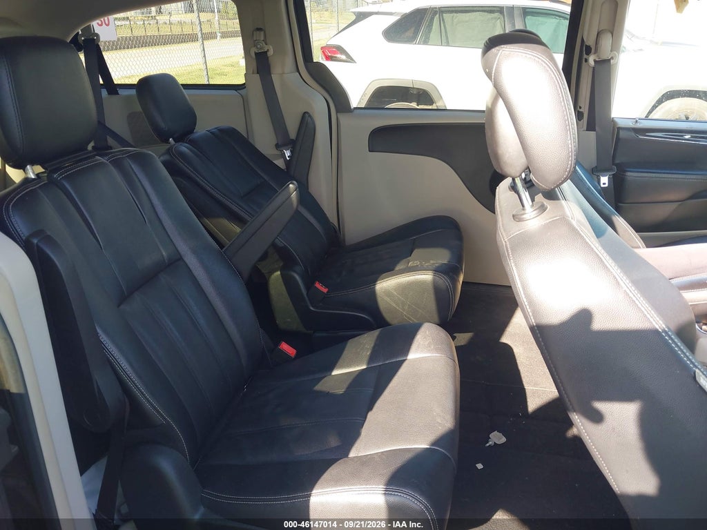 2015 Chrysler Town & Country Touring photo 8