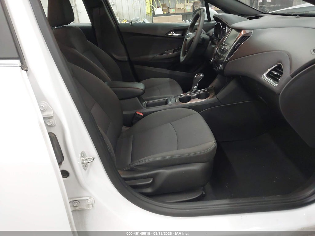 2017 Chevrolet Cruze LT Auto photo 5