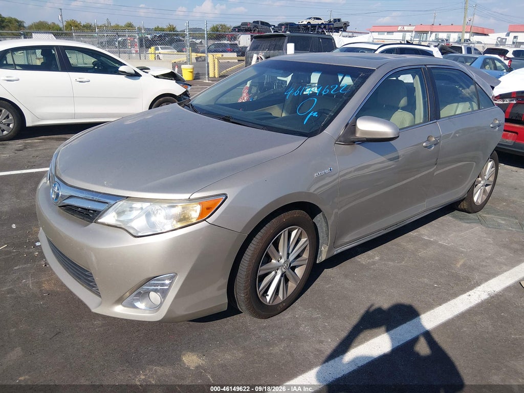 2014 Toyota Camry Hybrid XLE photo 2