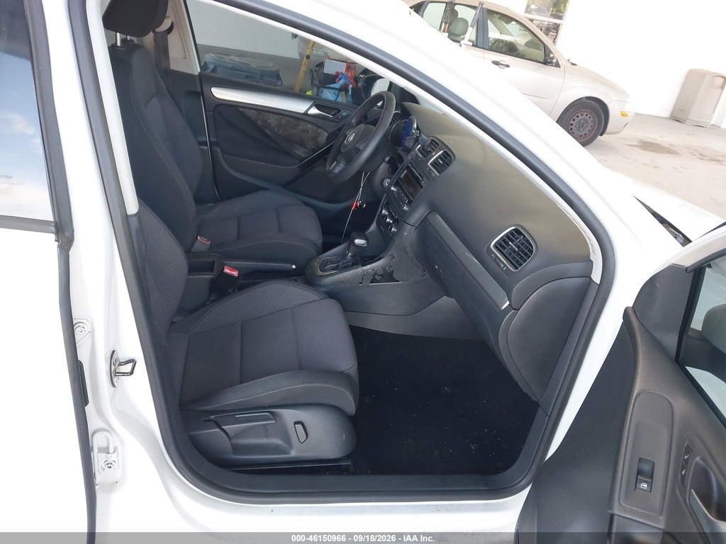 2011 Volkswagen Golf 2.5L 4-Door photo 5