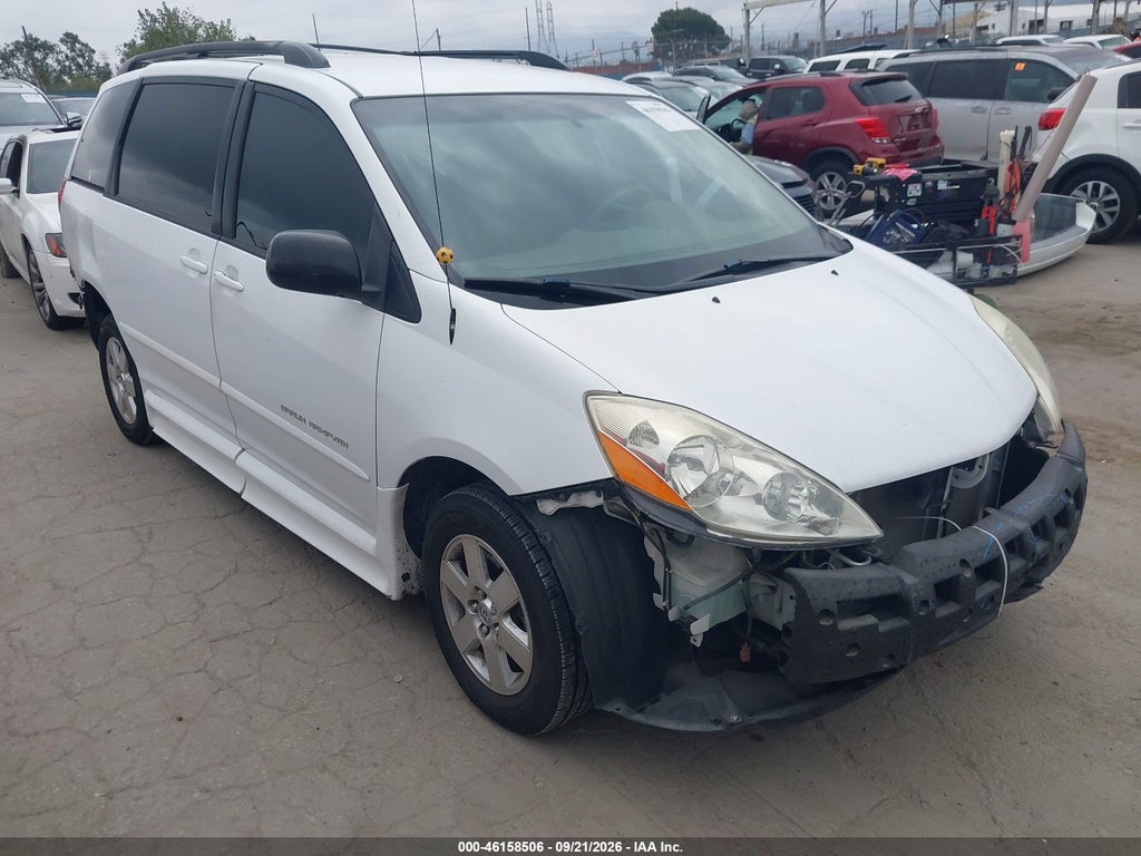2010 Toyota Sienna LE photo 1