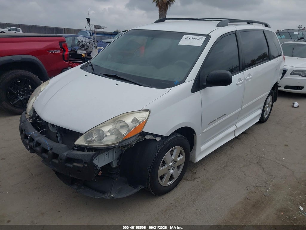 2010 Toyota Sienna LE photo 2