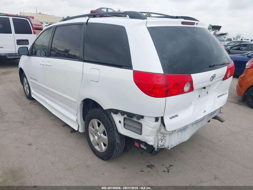 2010 Toyota Sienna LE photo 3