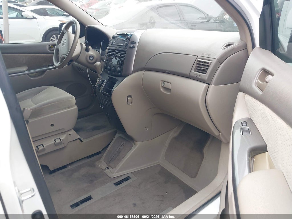 2010 Toyota Sienna LE photo 5
