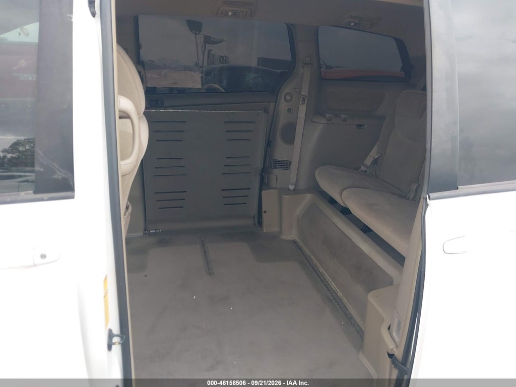 2010 Toyota Sienna LE photo 8
