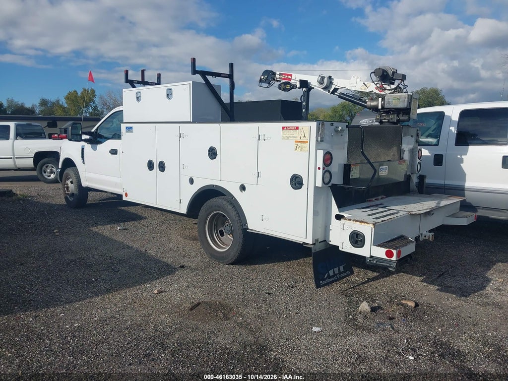 2021 Ford F-350 Chassis XL photo 3