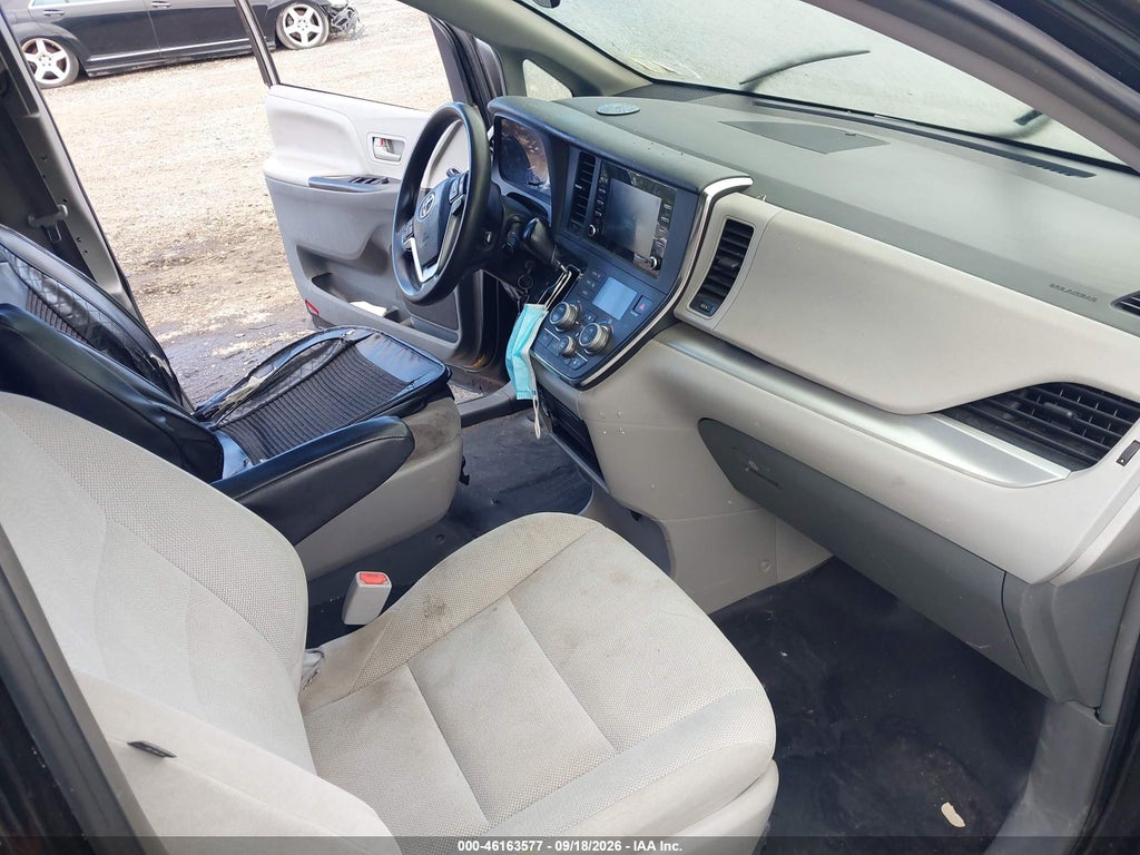 2019 Toyota Sienna L 7 Passenger photo 5