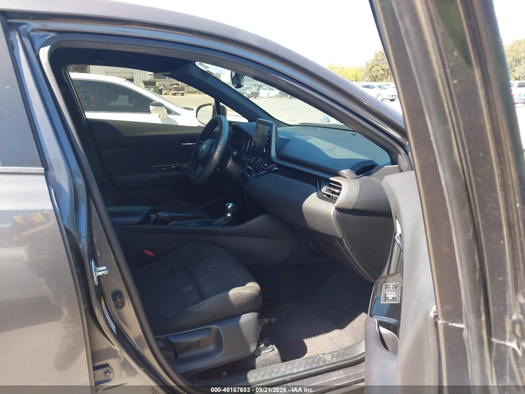 2019 Toyota C-HR XLE photo 5