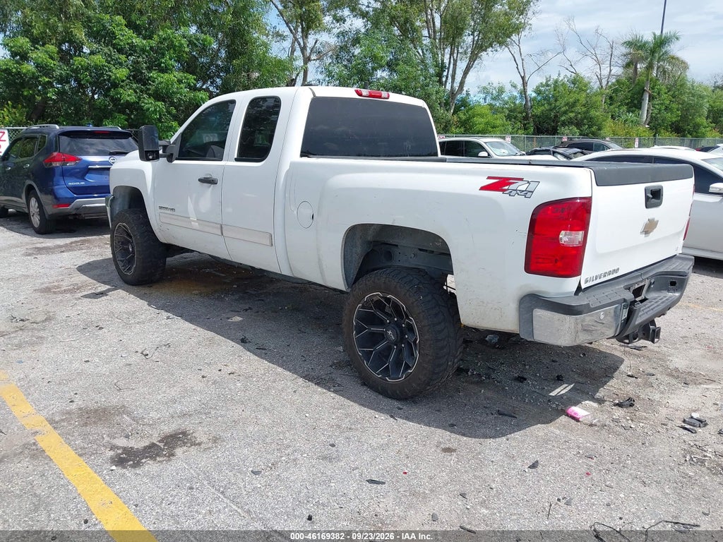 2011 Chevrolet Silverado 2500HD LT photo 3
