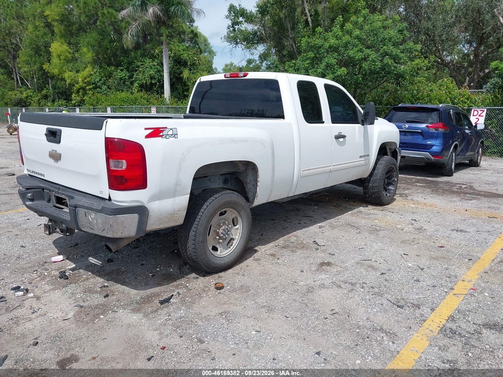 2011 Chevrolet Silverado 2500HD LT photo 4