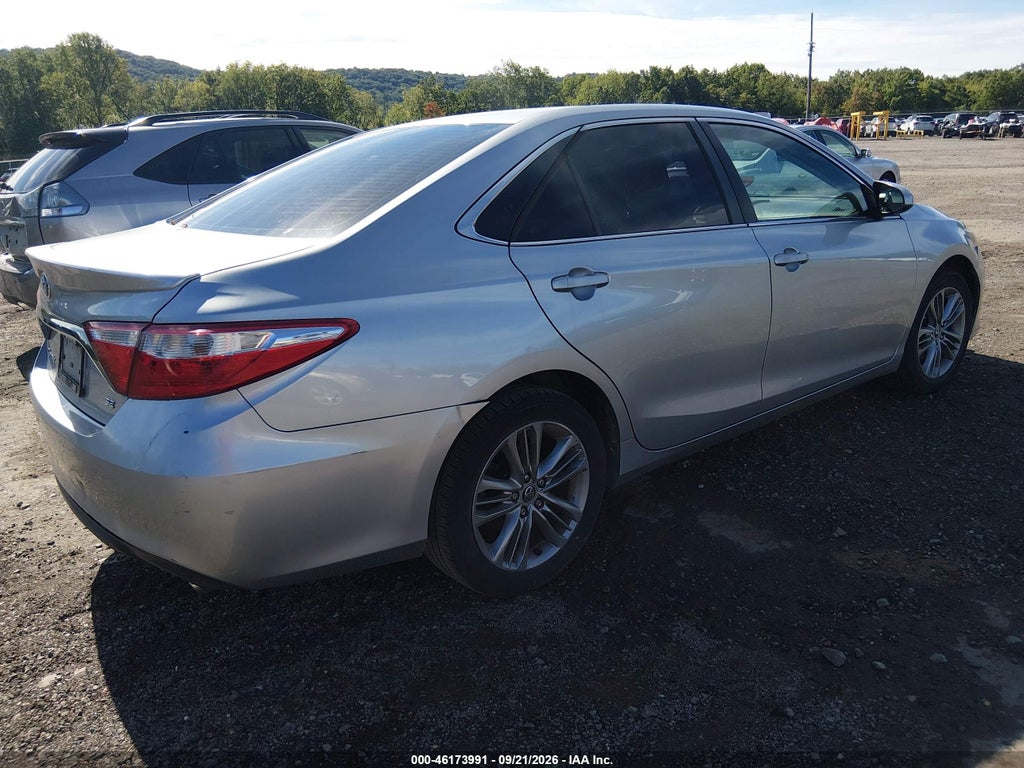 2015 Toyota Camry SE photo 4