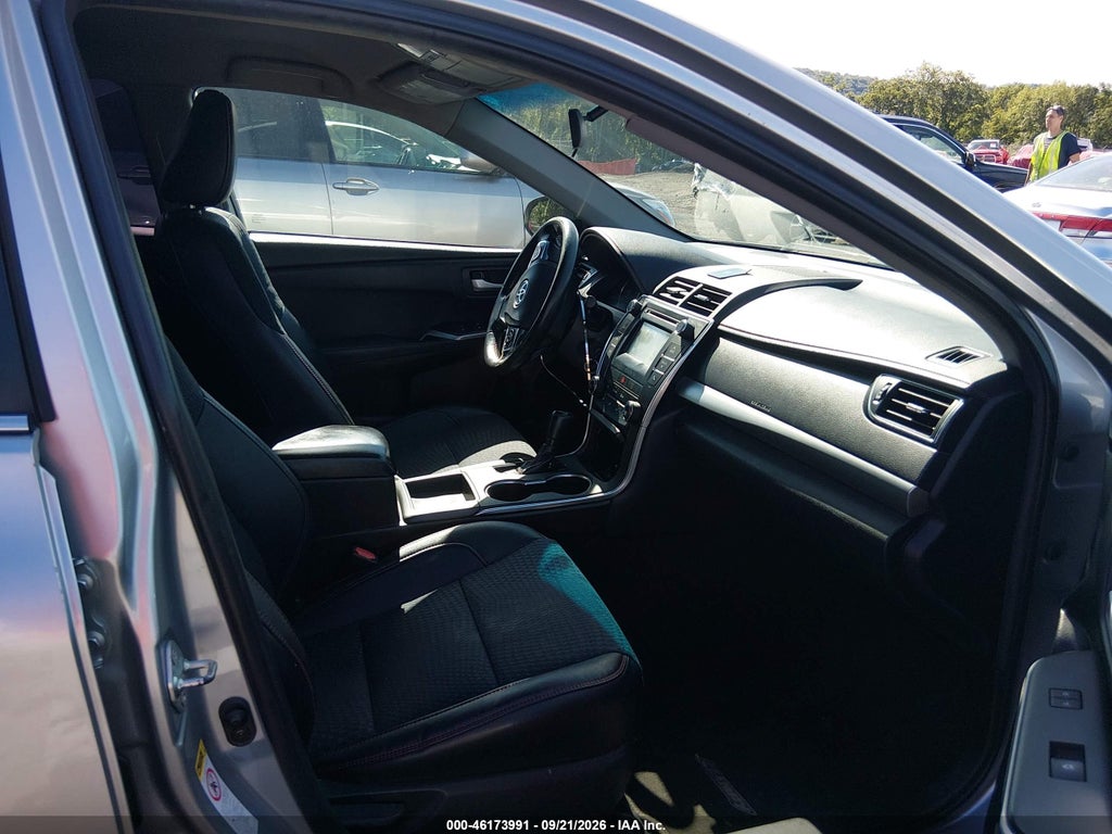 2015 Toyota Camry SE photo 5