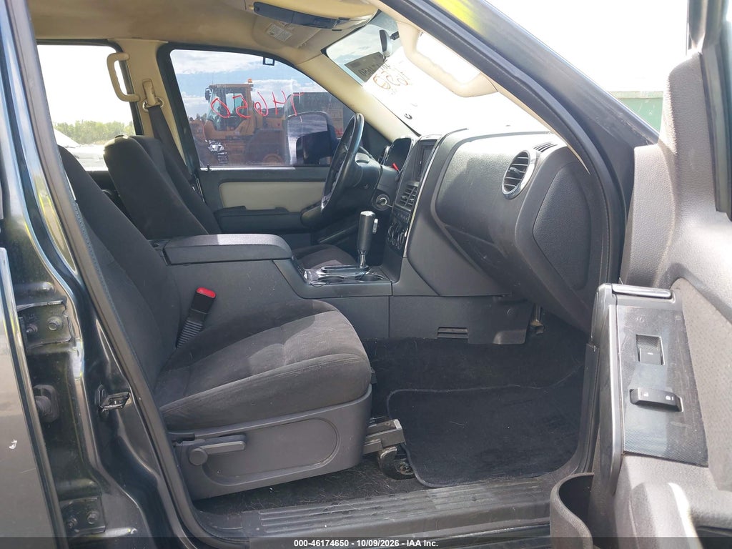 2010 Ford Explorer XLT photo 5