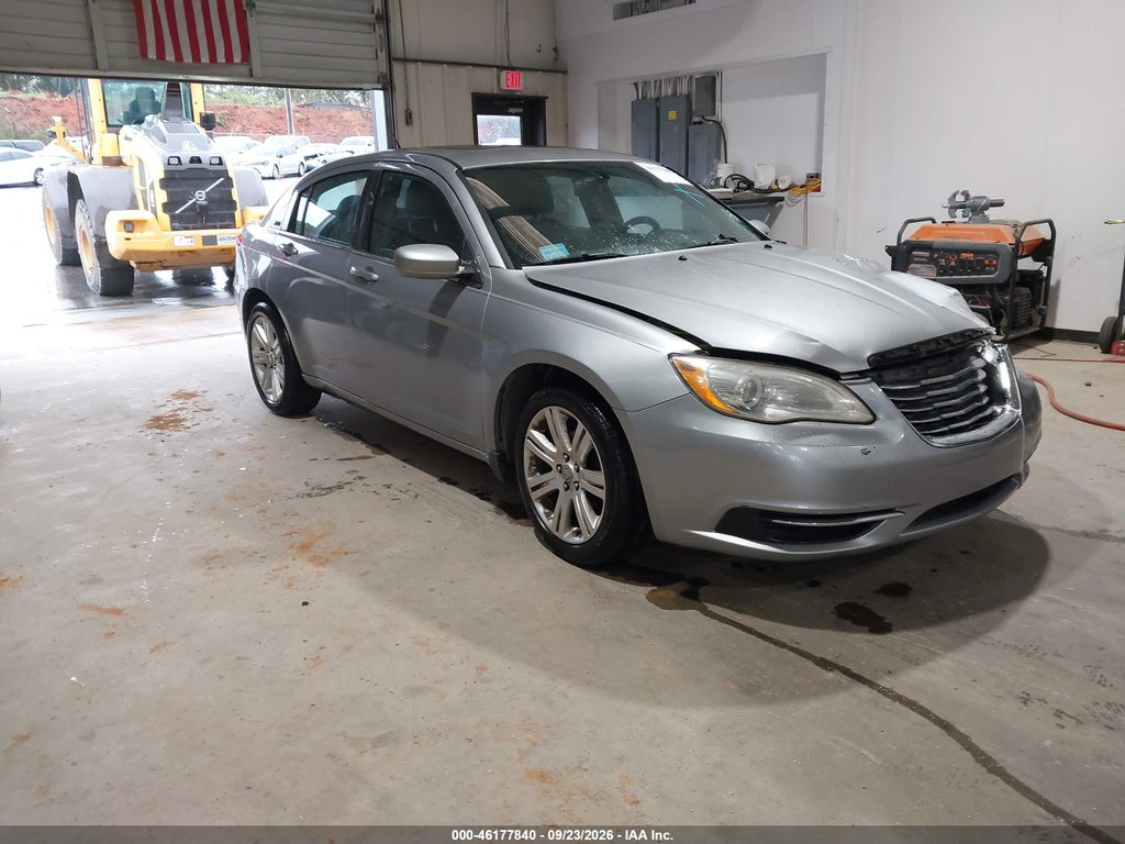 2013 Chrysler 200 Touring photo 1