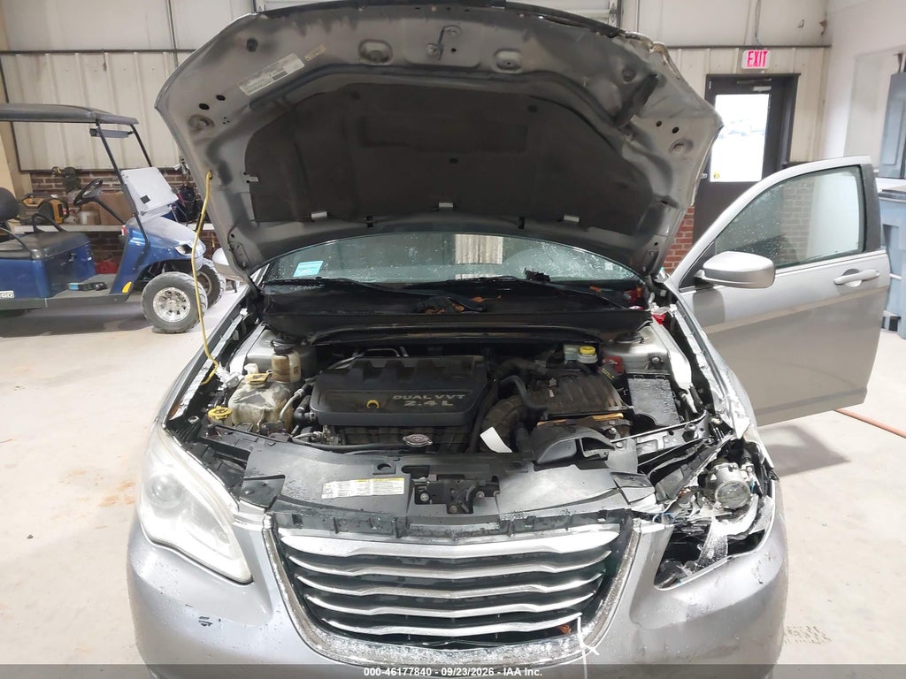 2013 Chrysler 200 Touring photo 10