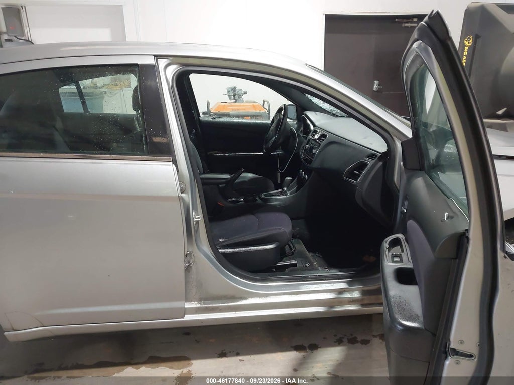 2013 Chrysler 200 Touring photo 5