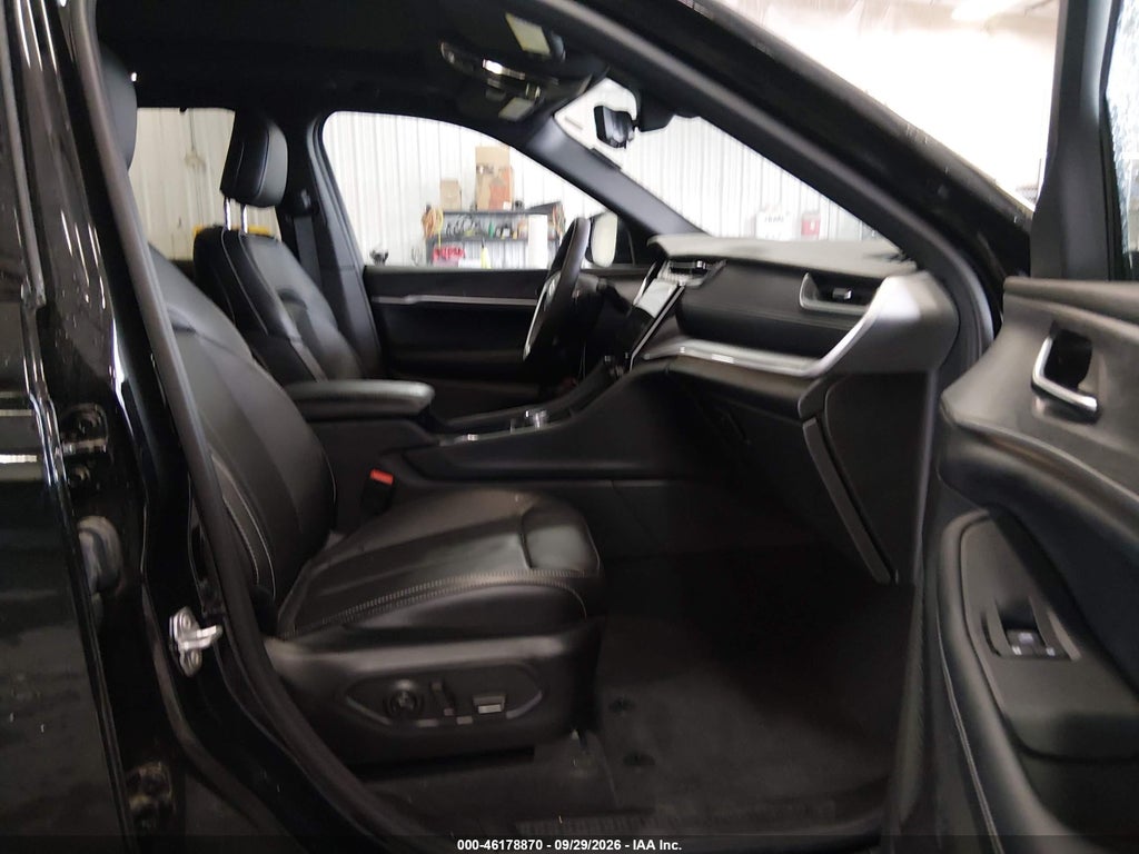 2025 Jeep Grand Cherokee L Limited 4X4 photo 5