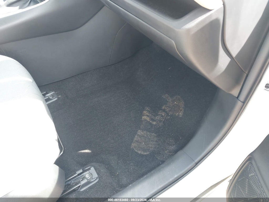 2021 Toyota RAV4 XLE photo 8