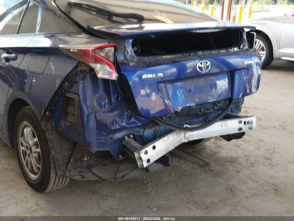 2016 Toyota Prius Three photo 6