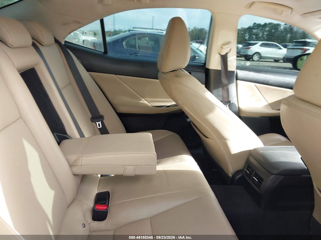 2017 Lexus IS 200T photo 8