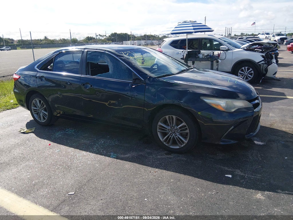 2016 Toyota Camry SE photo 1