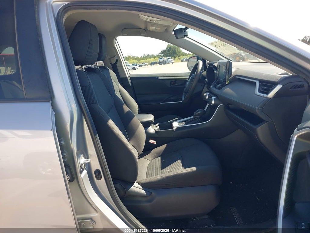2020 Toyota RAV4 LE photo 5