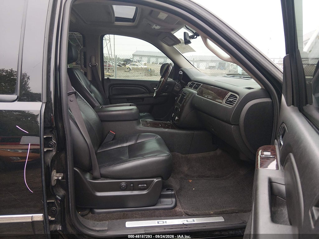 2011 GMC Yukon Denali photo 5
