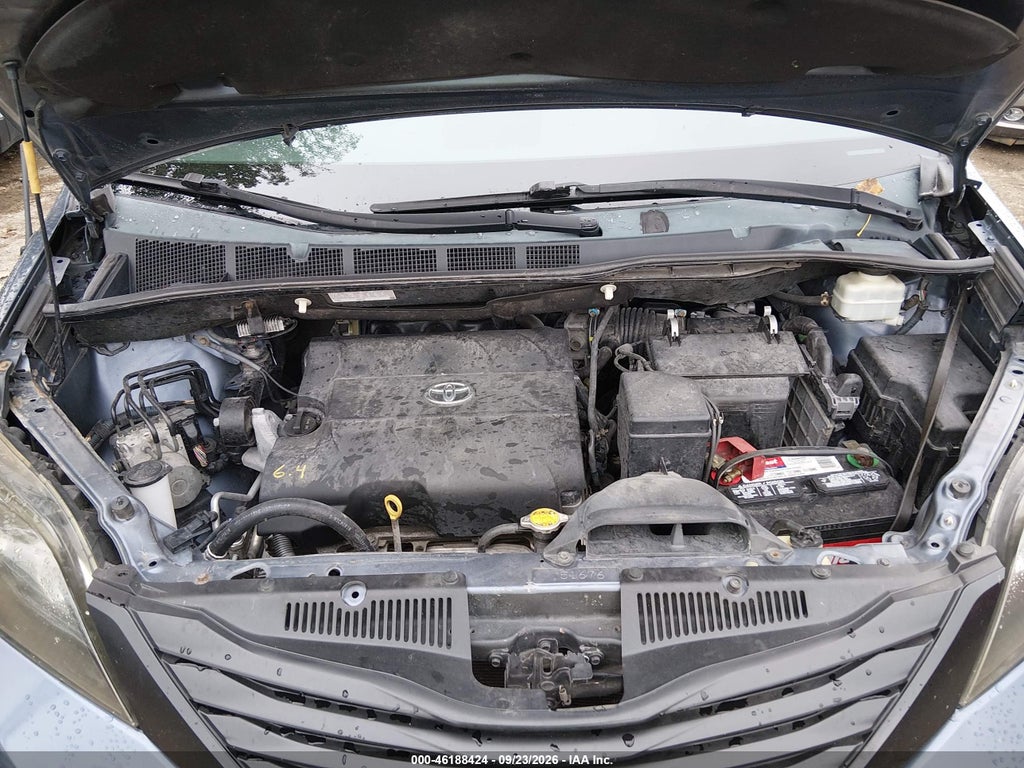2013 Toyota Sienna LE V6 8 Passenger photo 10