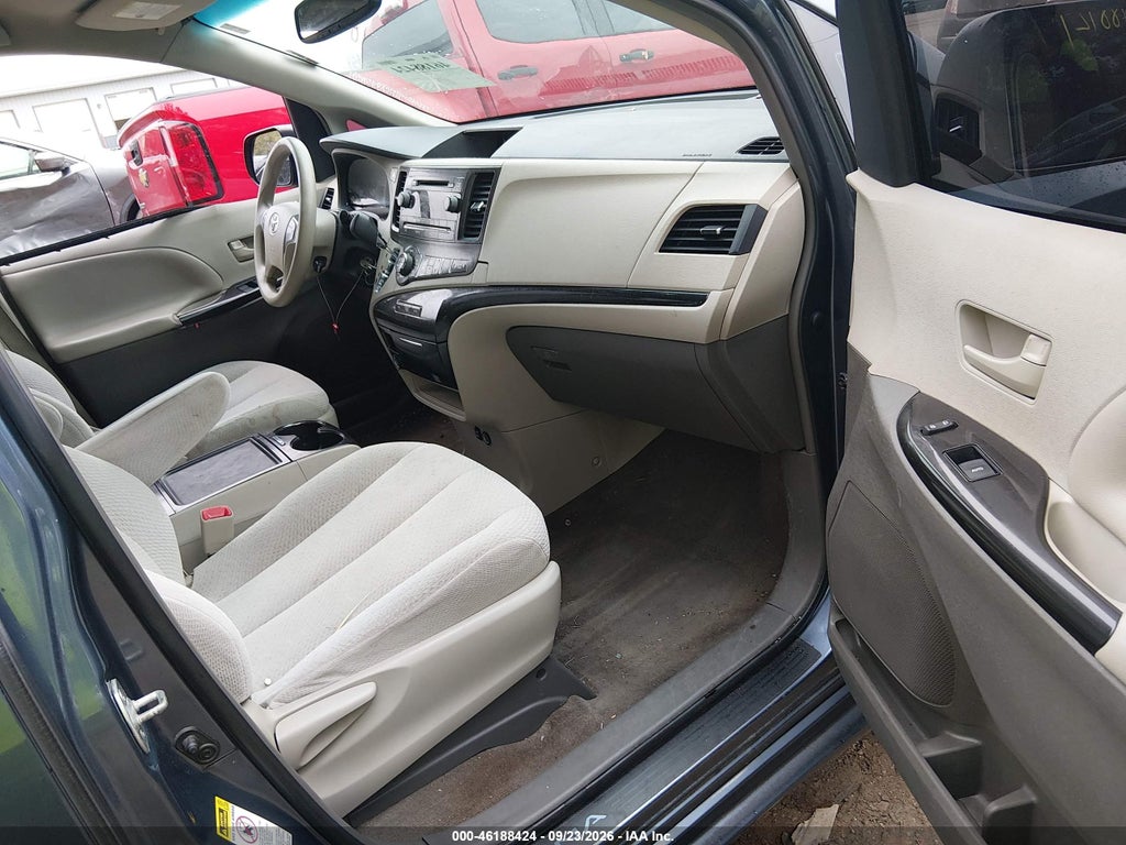 2013 Toyota Sienna LE V6 8 Passenger photo 5